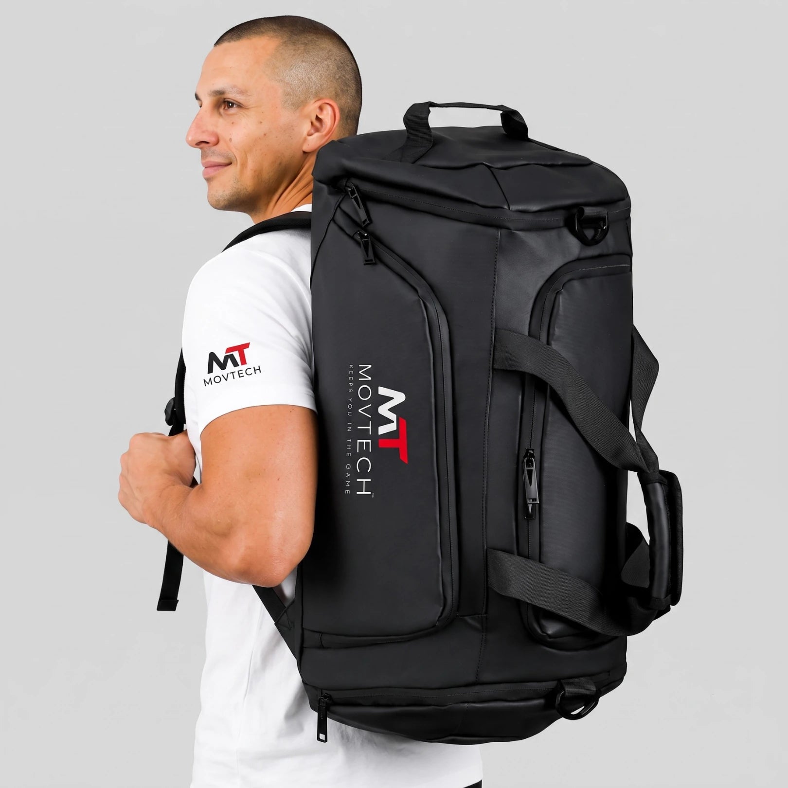 Movtech Carry Bag sporttáska hátizsákként hordva a hátoldalon fekete színben