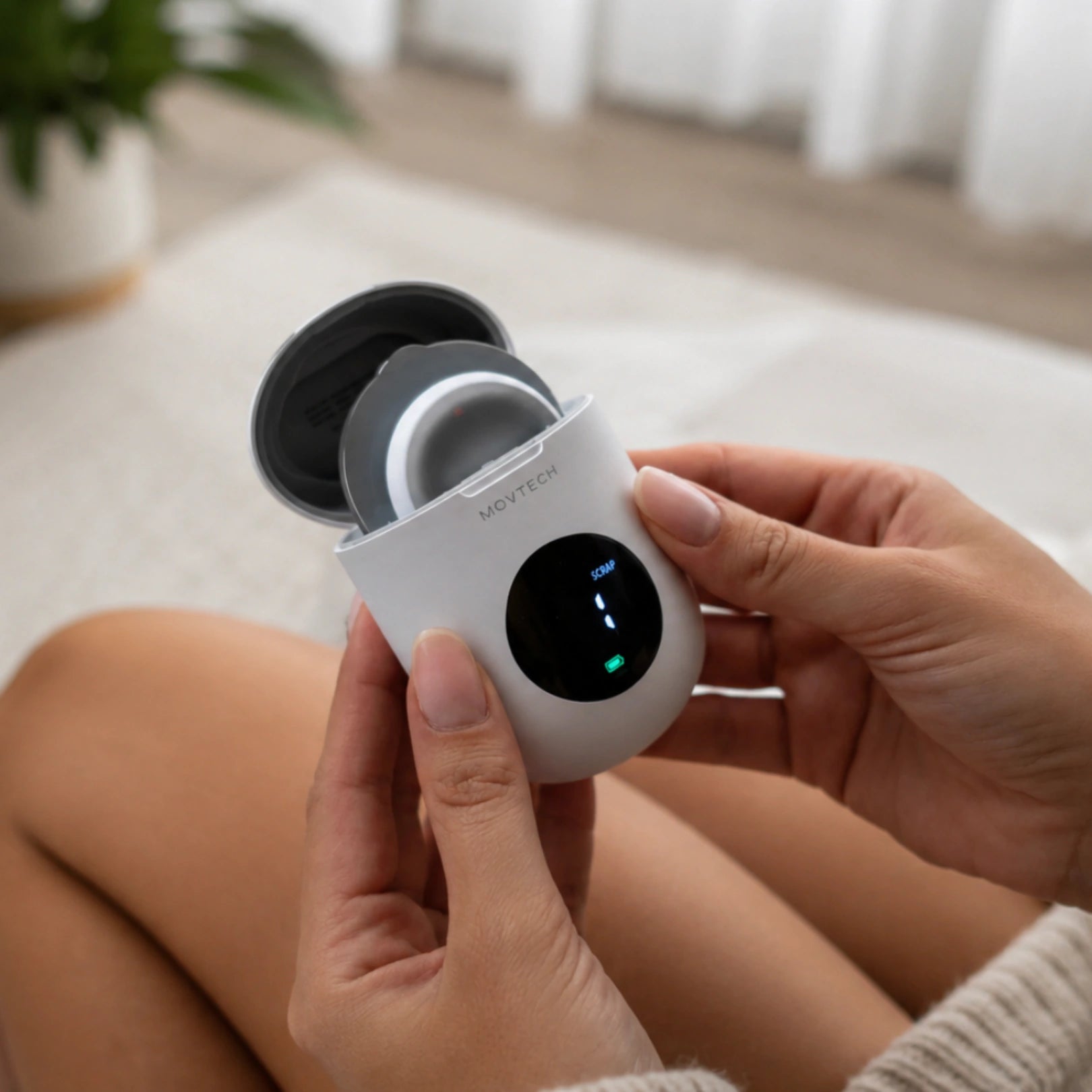 Movtech Electrowave TENS készülék a nyitott töltőtokban, kézben tartva