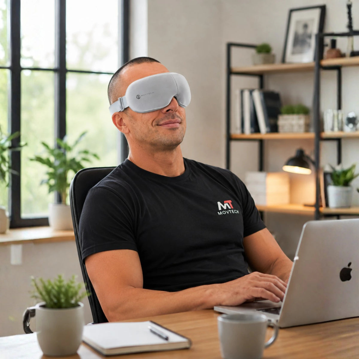 Movtech Eye Massager szemmasszírozó használata íróasztalnál, laptop mellett