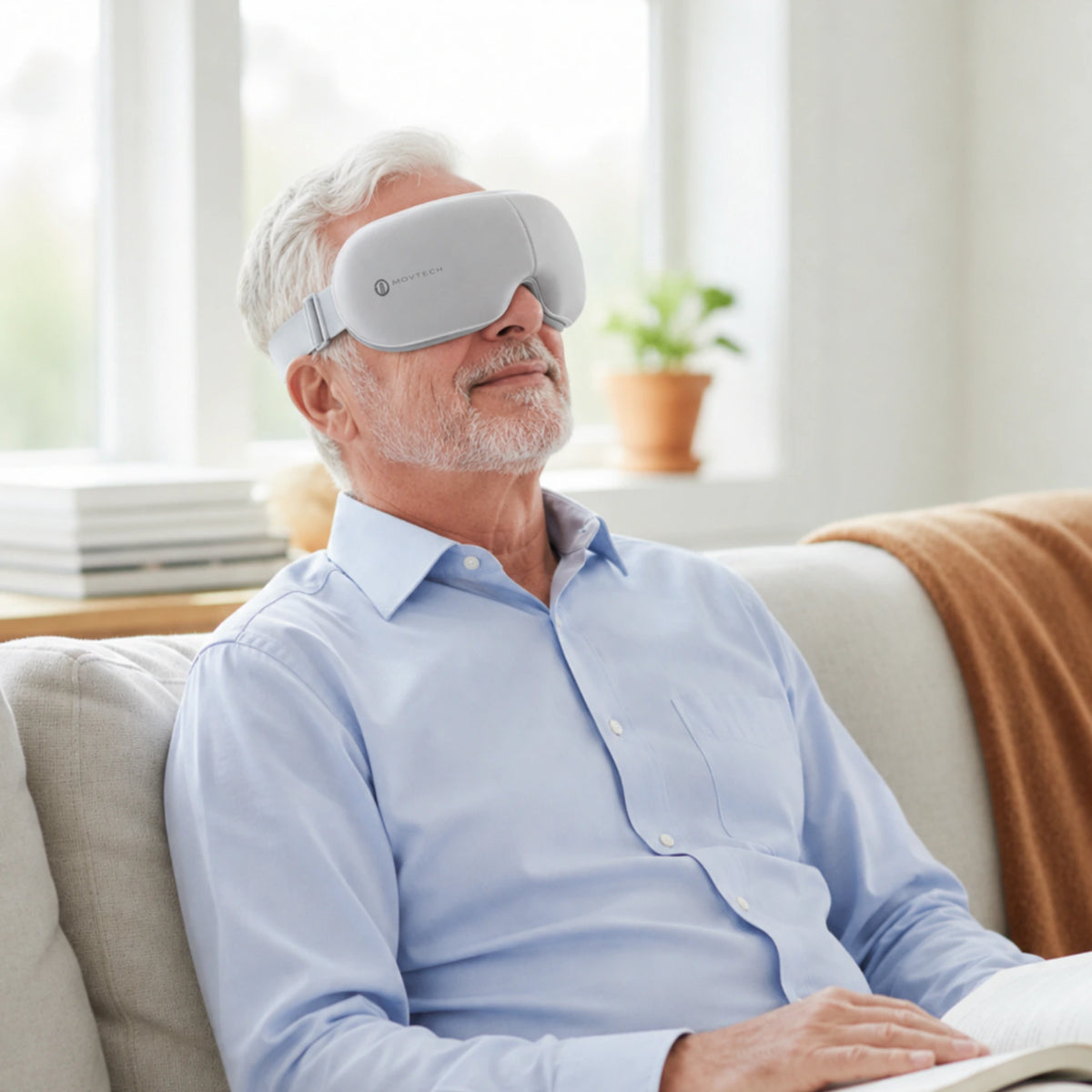 Movtech Eye Massager szemmasszírozó használata kanapén, olvasás közben