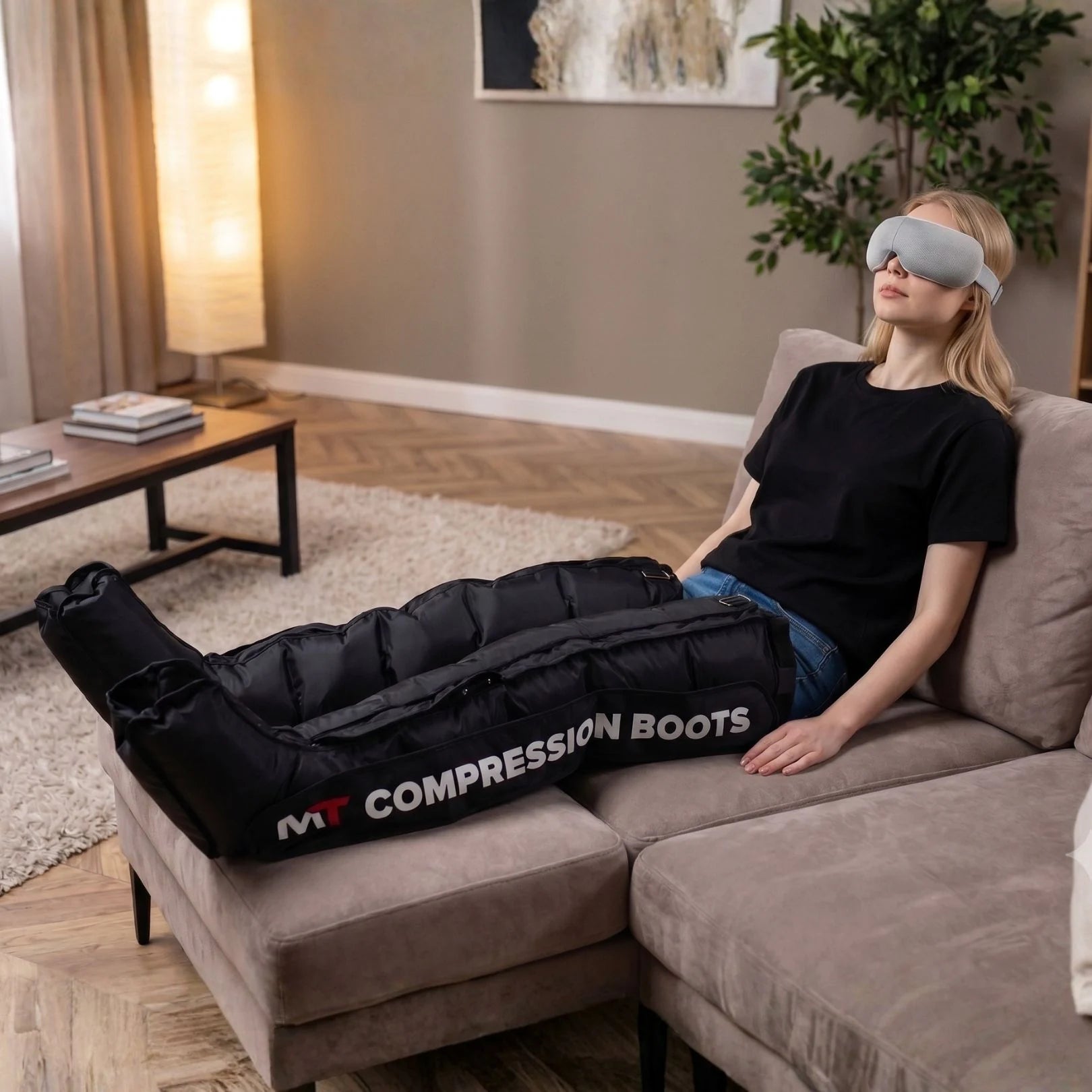 Movtech Eye Massager szemmasszírozó és Compression Boots kompressziós csizma használata a kanapén