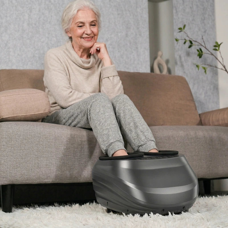 Idős nő otthon a Movtech Foot Massager lábmasszírozóval