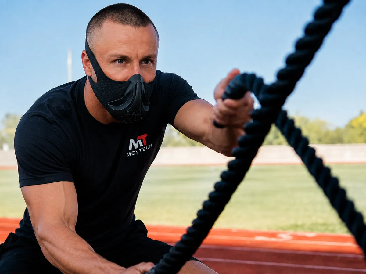 Férfi a Movtech Hyrox Mask edzőmaszkban kötéledzés közben
