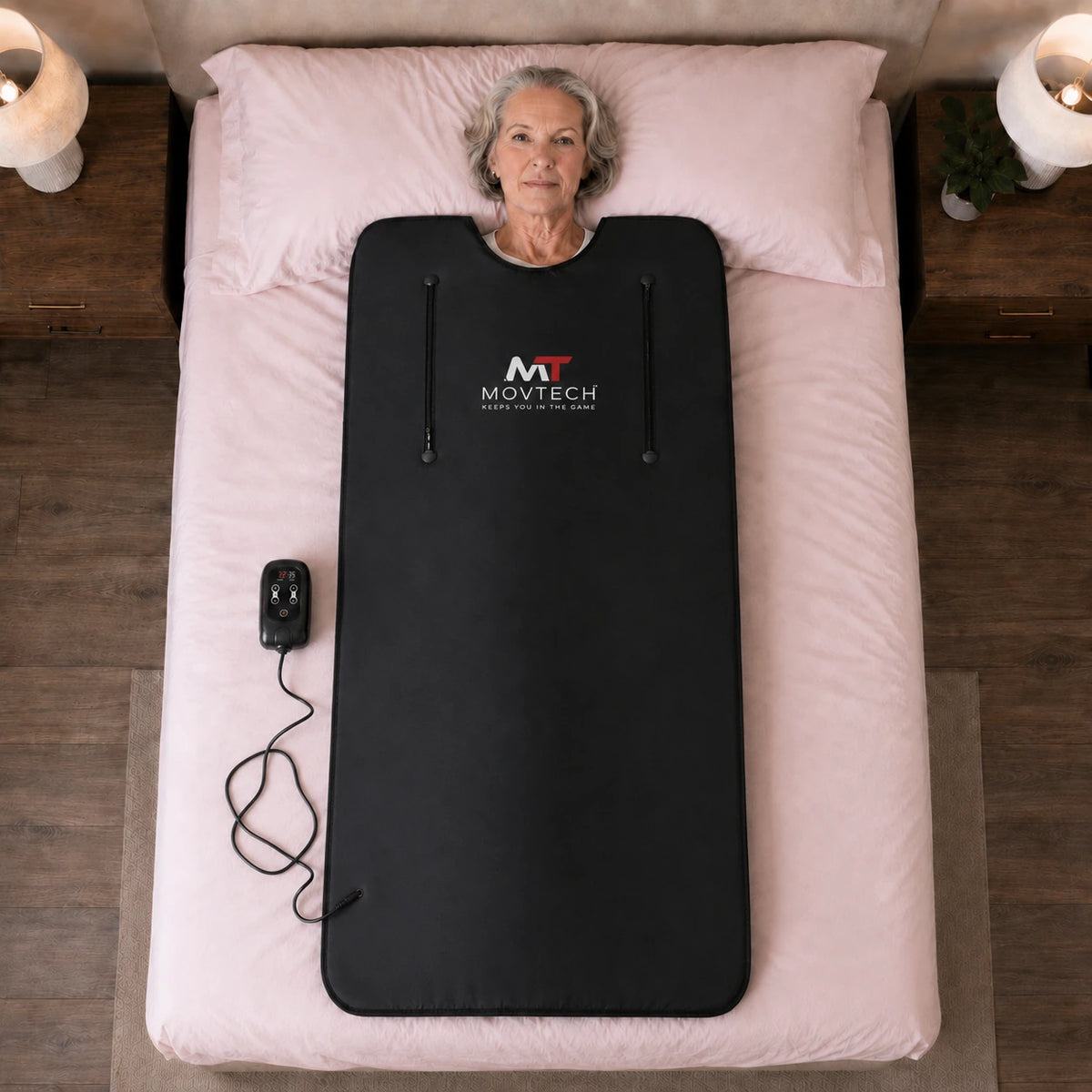 Idős nő a Movtech Infra Sauna Blanket szaunatakaróban felülnézetből