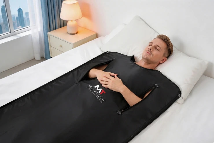 Férfi relaxál a Movtech Infra Sauna Blanket szaunatakaróban
