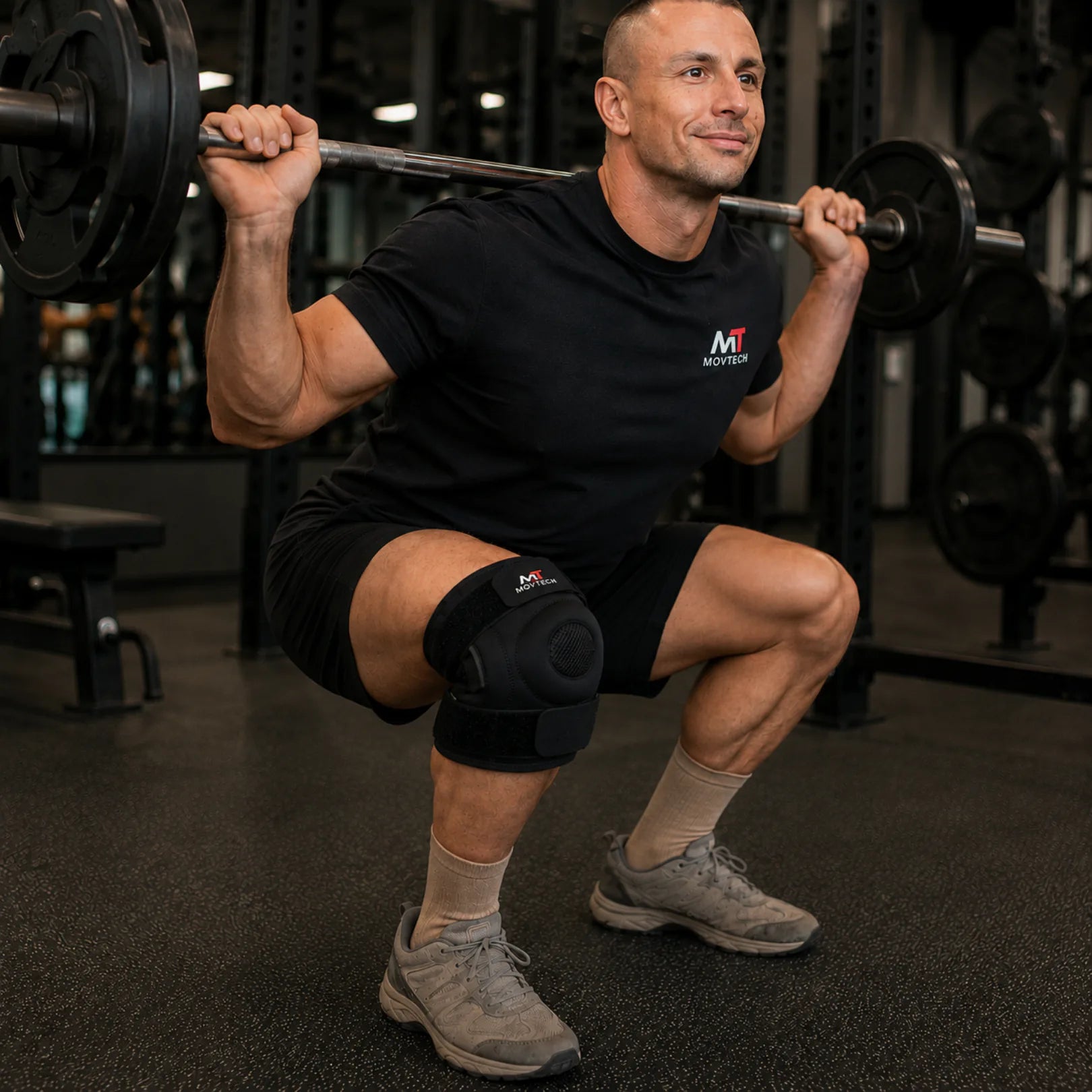 Movtech Knee Support térdrögzítő guggolás közben az edzőteremben