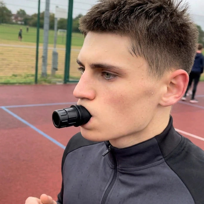Fiatal sportoló a Movtech OxyPro légzőizom-trénerrel