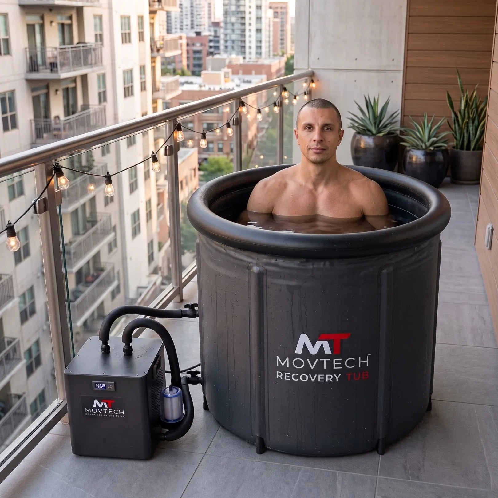 Movtech Tub Chiller jégeskád hűtőberendezés használat közben a Recovery Tub jeges merülőkáddal erkélyen